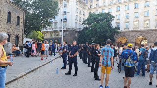 Протестъри искат импийчмънт на Радев, други - референдум за лева