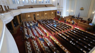 Парламентът се задейства. Извънреден ход за “Миротворец”