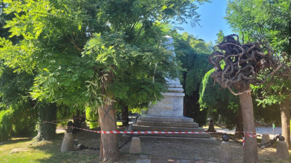 Паметникът посветен на трагичните събития в Стара Загора отново е с компрометирана ограда | StandartNews.com