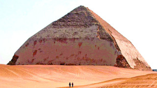 Фатална грешка създала Огънатата пирамида