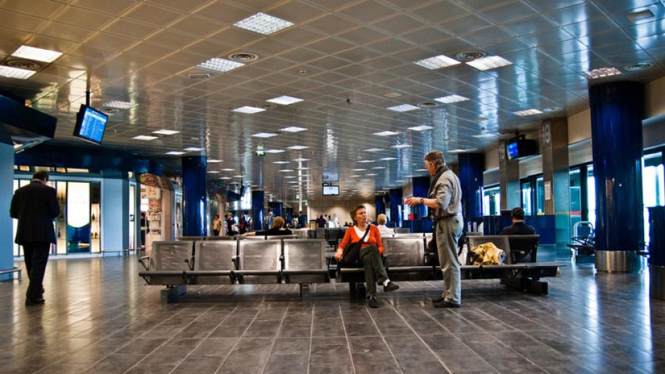 Ужас на летището в Болоня. Българи са блокирани с часове | StandartNews.com