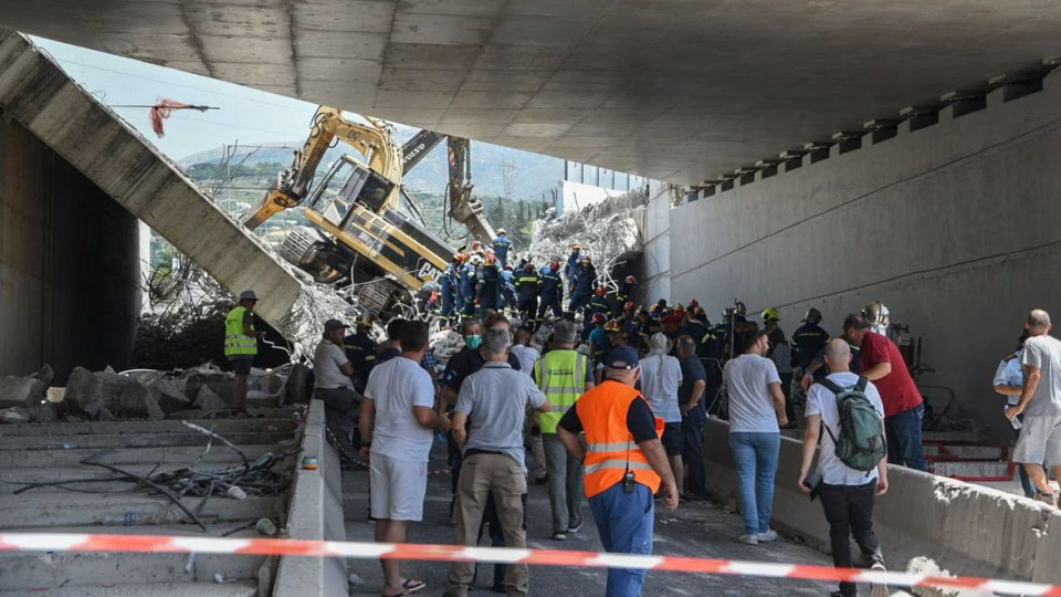В Гърция е страшно! Мост се срути, има и жертви | StandartNews.com