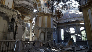 Жестоки щети в Одеса! Хора се молят пред разрушена катедрала