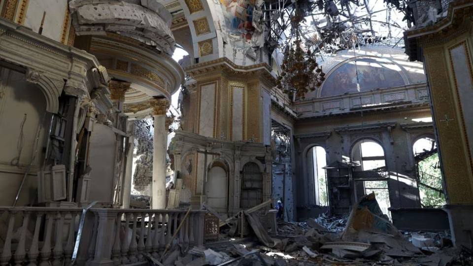 Жестоки щети в Одеса! Хора се молят пред разрушена катедрала | StandartNews.com