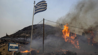 Огънят продължава да яде Гърция. Три острова са в плен на пожарите