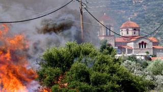 Пожарните хвърчат. Знакова сграда гори в Пловдив