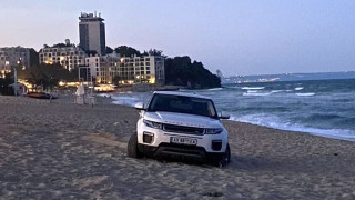 Наглост! Паркираха и зарязаха джип на плаж във Варна