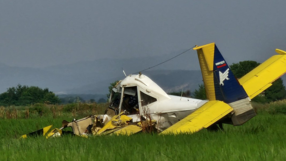 Аварийно кацане. Самолет се разби в нива | StandartNews.com