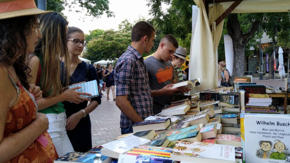 Започна “Алея на книгата” във Варна | StandartNews.com