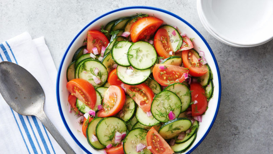 Шок от диетолози! Ето какво става, ако ядем домати и краставици заедно | StandartNews.com