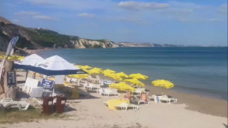 Грандиозен скандал! Изгониха туристи от наш плаж заради чадър