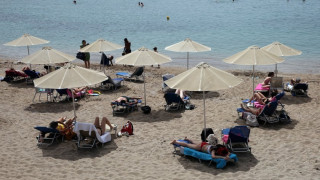 Бунт в Гърция! Бизнесмени искат до 120 евро за шезлонги на плажа