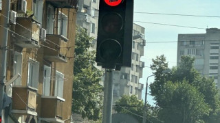 Неизвестен лепи стикери на светофарите в Сливен, издирват го