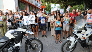 Погребение и протест. Напрежението в Цалапица остава