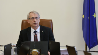Голям ден за Денков, отговаря на въпроси във Фейсбук