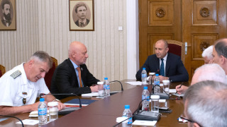 Топят ли се ледовете? Първа среща на Радев с министър