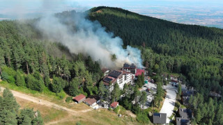 Край Пловдив е страшно! Евакуират деца от хотел заради пожар