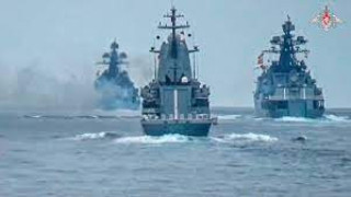 Започна се! Военен кораб подпука търговски в Черно море
