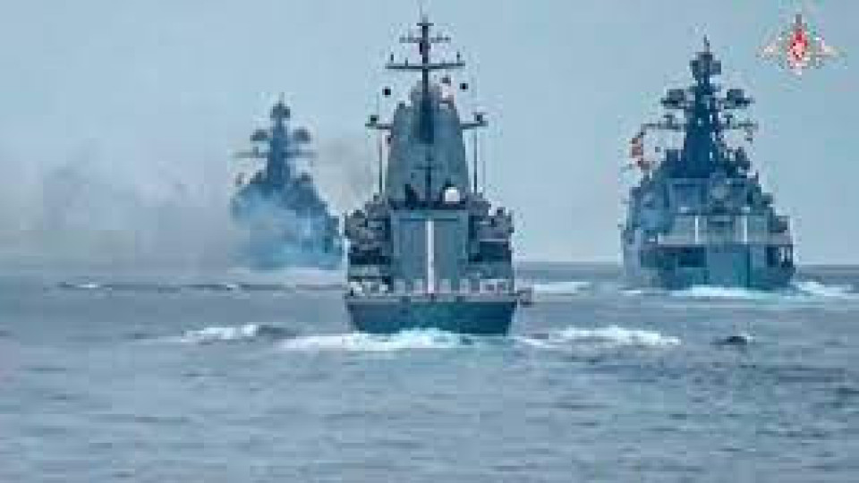 Започна се! Военен кораб подпука търговски в Черно море | StandartNews.com