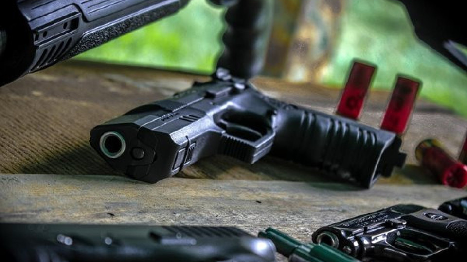 Данъчните пускат на търг конфискувани пистолети | StandartNews.com