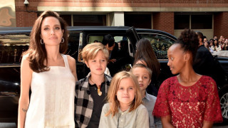 Анджелина Джоли втрещи, наема децата си