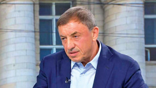 Многото лица на Алексей Петров: От воловарчето до бялата якичка