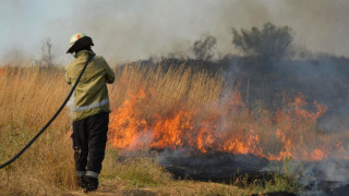 6 пожарни гасят пожар в Ямбол