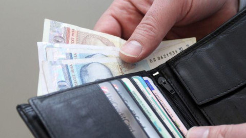 Скачат заплатите с 15 % в този сектор