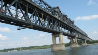 Дунав мост се скъса, обърна ТИР