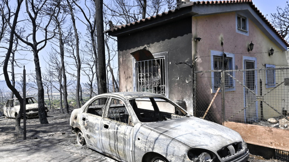 "Напълно е изгоряла". Гърци се връщат по домовете си, след бедствието | StandartNews.com