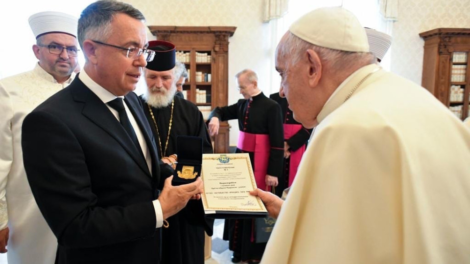 Уникален дар за папа Франциск. Хасан Азис му повери свещен ключ | StandartNews.com