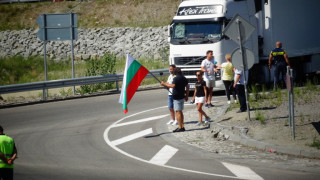 Дупки в пътя към Бургас. Нов протест