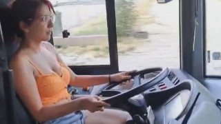 Секс скандал в градския транспорт! Палава дама без книжка похити рейс
