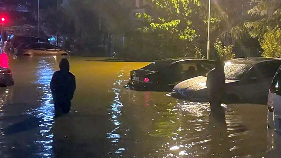 Смърт и ужас и от наводнение в Истанбул | StandartNews.com