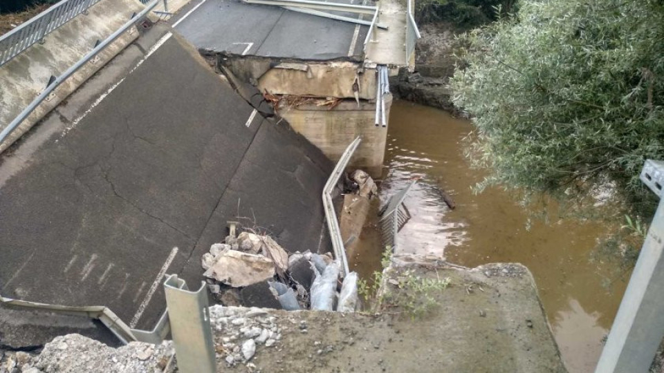 Мостът на пътя между Царево и Ахтопол е напълно разрушен | StandartNews.com