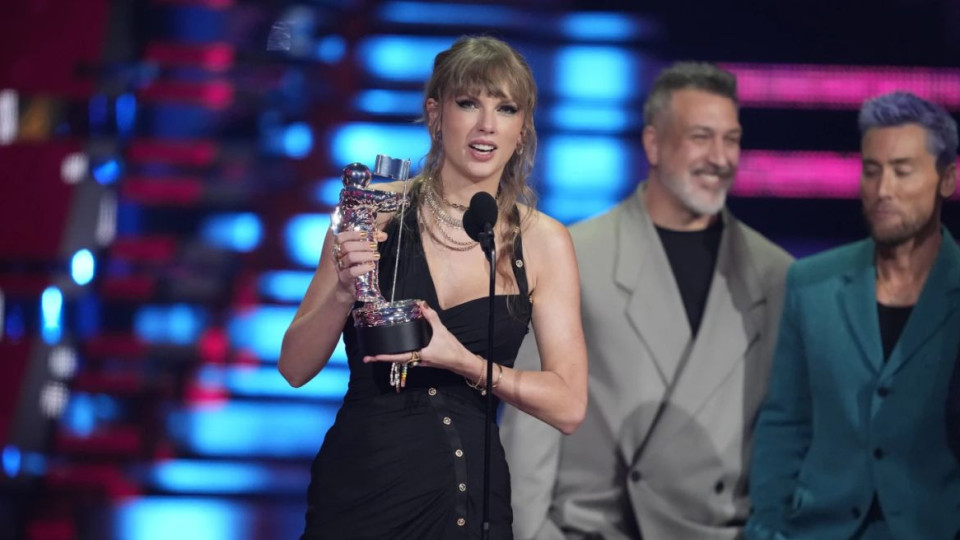 Вижте кои любими звезди обраха наградите на MTV | StandartNews.com