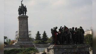 Строят скеле около Паметника на съветската армия. Почна ли се?