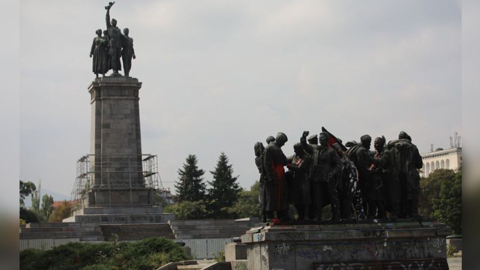 Строят скеле около Паметника на съветската армия. Почна ли се? | StandartNews.com