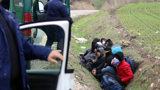 Закопчаха молдовец, хванат с 13 мигранти. Къде