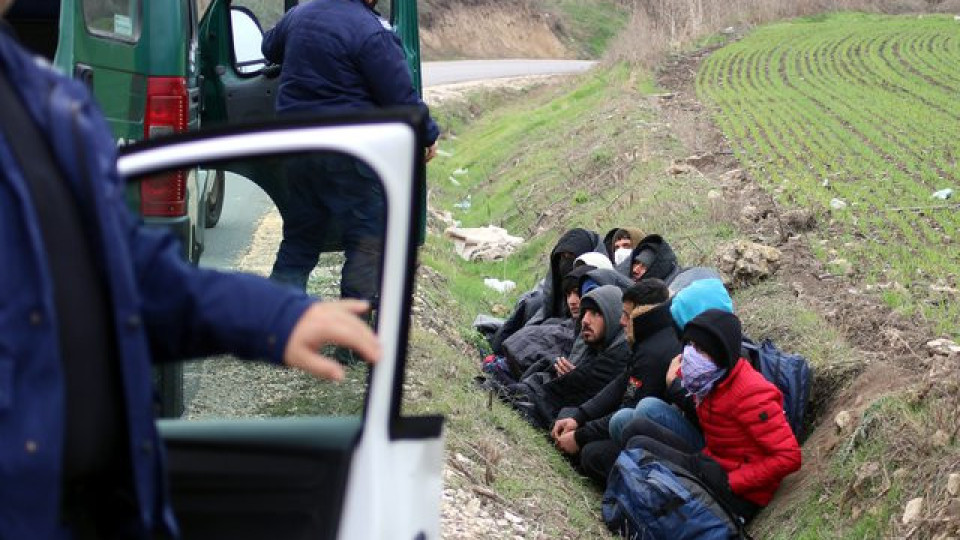 Закопчаха молдовец, хванат с 13 мигранти. Къде | StandartNews.com