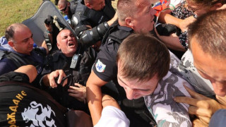 Бой на протеста на "Възраждане"! Полицията се намеси с щитове