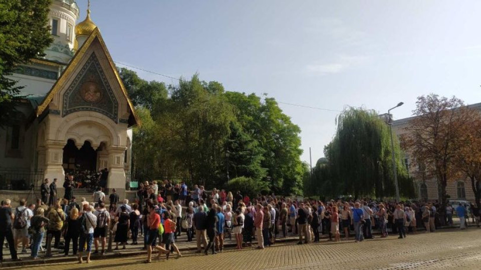 Бъркотия пред Руската църква, полицията затвори булевард | StandartNews.com