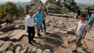 Наши археолози откриха древен храм край светилище на Орфей
