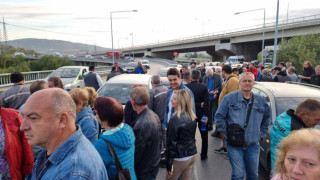 Протестът продължава. Енергетиците от Перник и Кюстендил блокират път