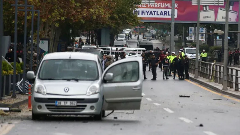 Терор в Анкара! Мощна експлозия, хвърчат линейки и полиция | StandartNews.com