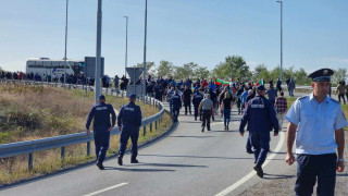 Блокадите на пътища продължават, вижте обходните маршрути