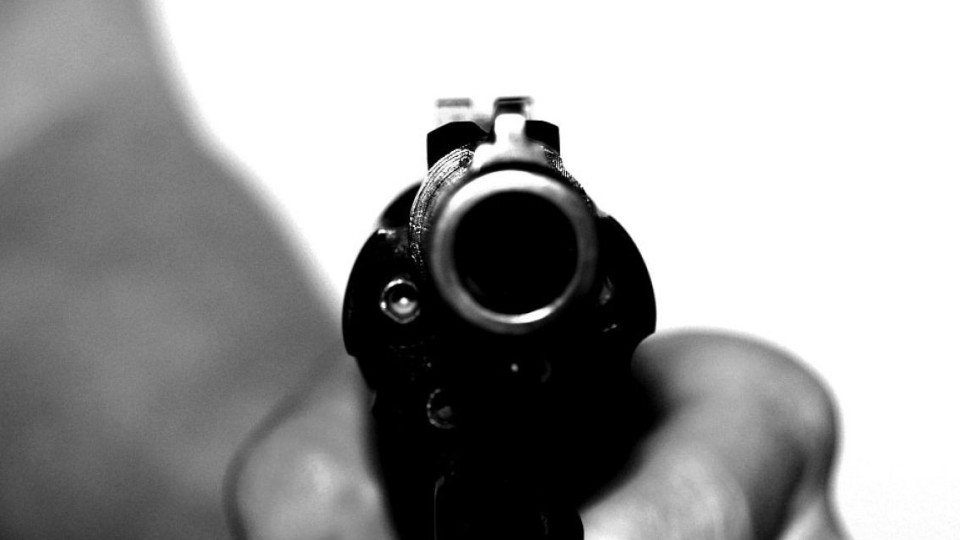 Шок в училище! 16-годишен плаши с пистолет в клас | StandartNews.com