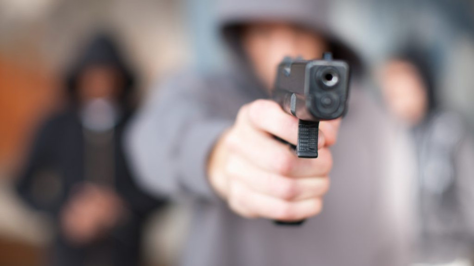 Страшен екшън в центъра на София. Мъж вади оръжие, полицаи го гонят | StandartNews.com