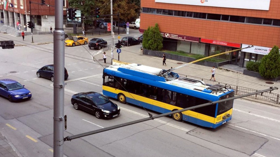 Катастрофира тролейбус, има леко пострадали | StandartNews.com