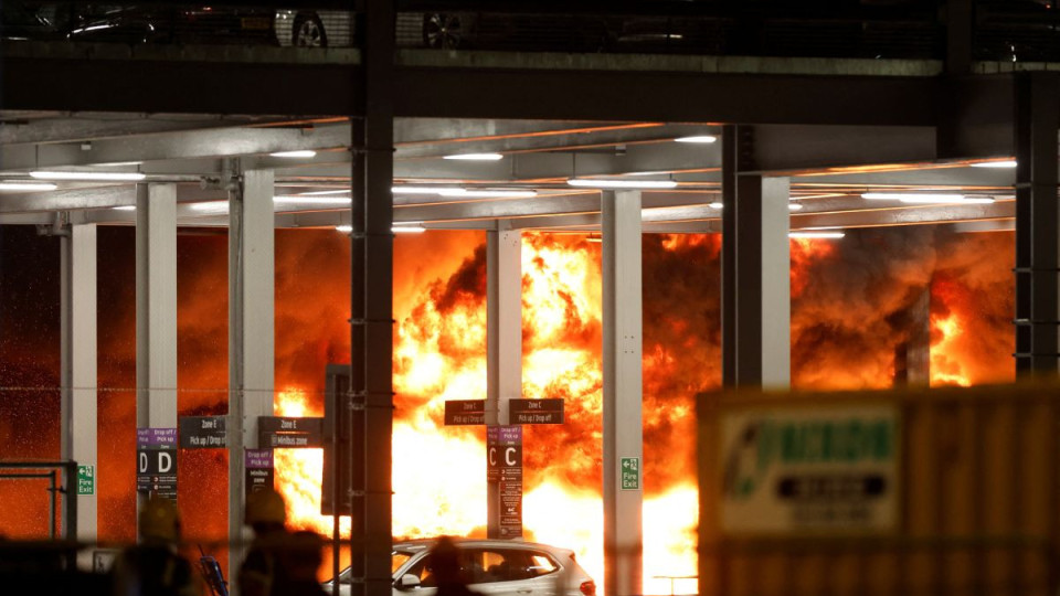 Жесток пожар затвори лондонско летище, щетите са големи | StandartNews.com